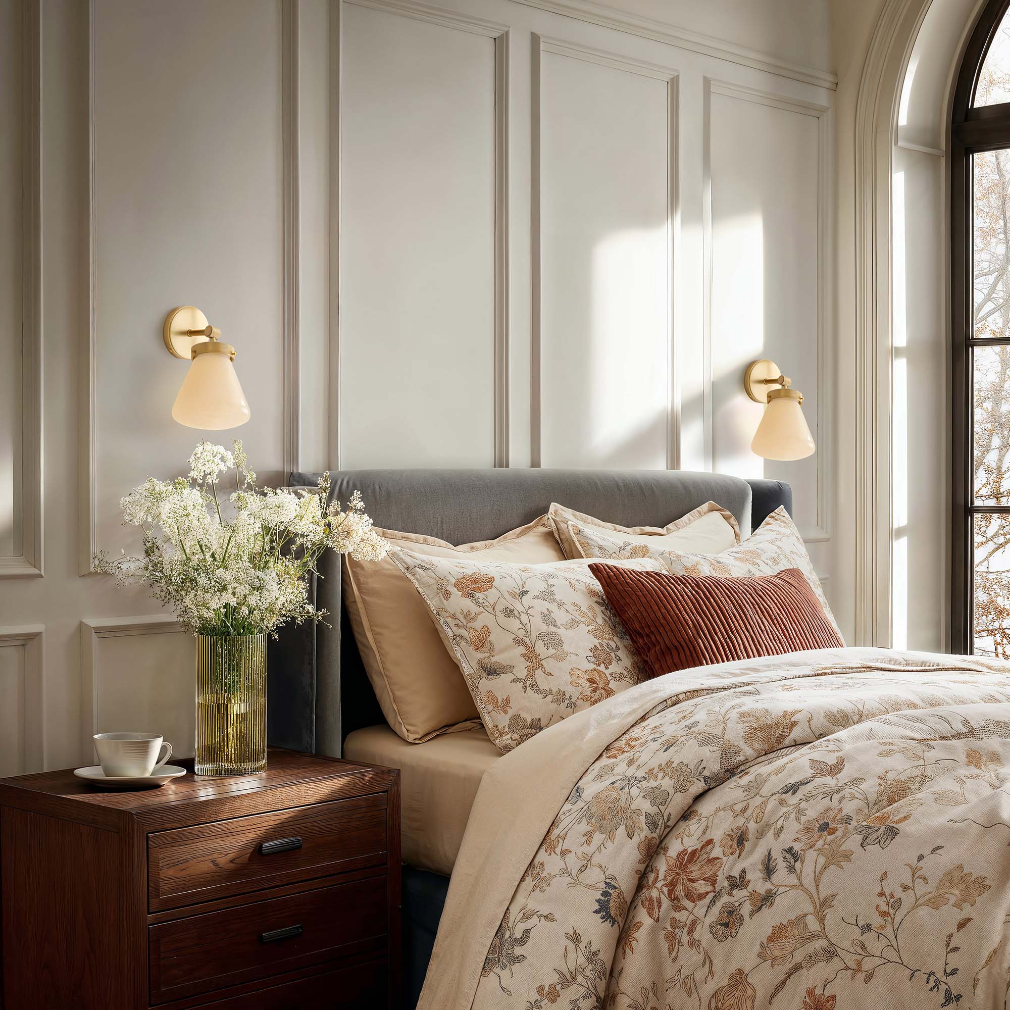 Plump Single-Arm Wall Sconce