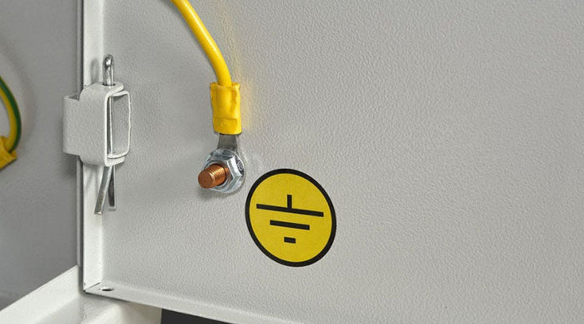 light fixtures to be grounded